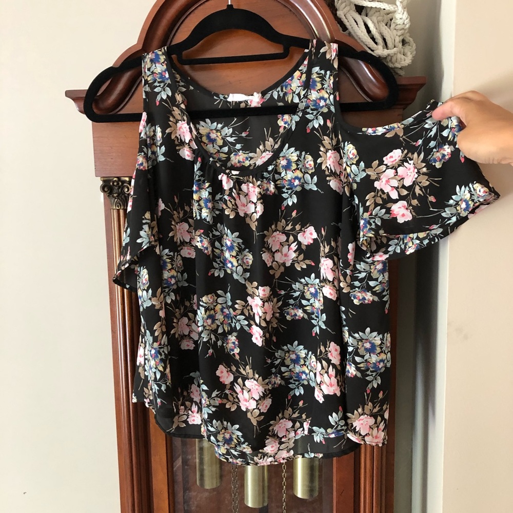 Lush cold shoulder top size xs